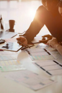 2 people setting goals together